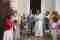 PIK Poročna fotografija - Ženin in nevesta, poročni par v poročnih oblekah s poročno penino in poročnim šopkom pred poročnim paviljonom pod obokom okrašenim s poročnim cvetjem (Lokacija: Posestvo Karlovček, grajski park Klevevž)